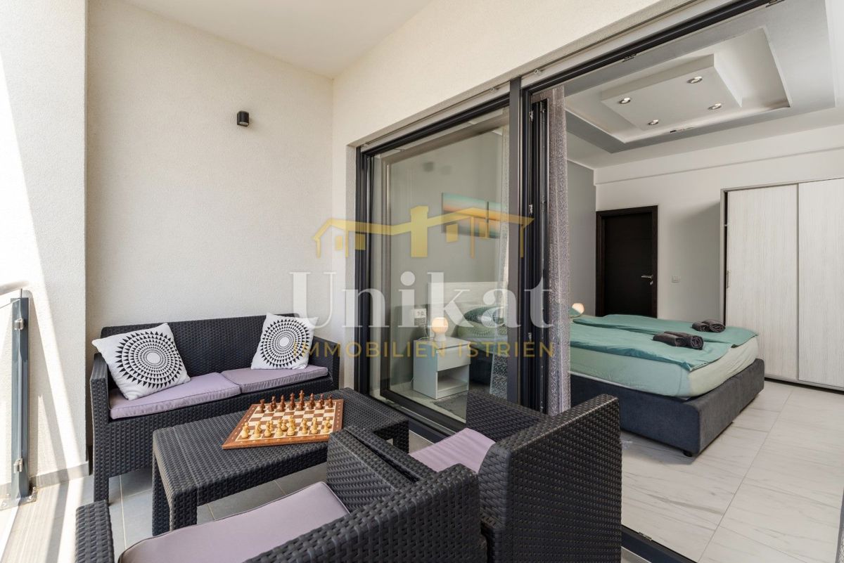 Moderna doppia villetta con piscina e vista mare